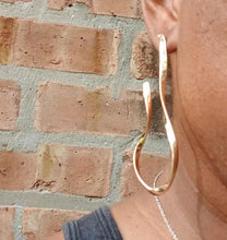 Load image into Gallery viewer, Minimalist gold metal asymmetrical threads earrings
