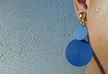 Load image into Gallery viewer, Small hammered disc clip on earrings blue
