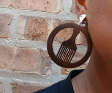 Load image into Gallery viewer, Wooden afro pick clip on earrings
