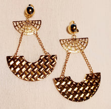 Load image into Gallery viewer, Abstract Metal Clip On Earrings Gold Kargo Fresh
