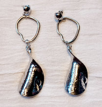 Load image into Gallery viewer, Abstract Metal Clip On Earrings silver Kargo Fresh
