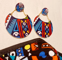 Load image into Gallery viewer, Abstract design face mask and earrings set New Kargo Fresh
