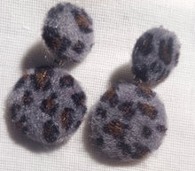 Load image into Gallery viewer, Animal print faux fur clip ons Kargo Fresh
