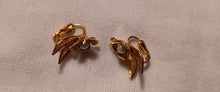 Load image into Gallery viewer, Antique gold flower clip on earrings 1950s Kargo Fresh

