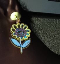 Load image into Gallery viewer, Artsy pop art daisy clip on earrings Kargo Fresh
