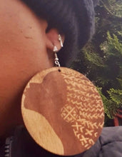 Load image into Gallery viewer, Beautiful Afrocentric Queen Earrings Kargo Fresh
