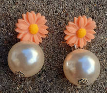 Load image into Gallery viewer, Beautiful Rhinestone and Pearl with Acrylic Daisies  Earrings Kargo Fresh
