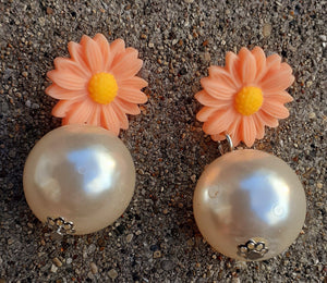 Beautiful Rhinestone and Pearl with Acrylic Daisies  Earrings Kargo Fresh