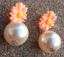 Load image into Gallery viewer, Beautiful Rhinestone and Pearl with Acrylic Daisies  Earrings Kargo Fresh
