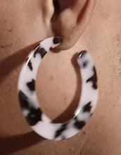 Load image into Gallery viewer, Black and white acrylic hoop earrings Kargo Fresh
