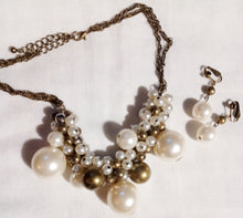 Load image into Gallery viewer, Chunky faux pearl necklace and clip on earrings Kargo Fresh
