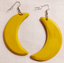 Load image into Gallery viewer, Classic Crescent Moon Earrings Kargo Fresh
