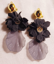 Load image into Gallery viewer, Clip on Abstract Flower Earrings Kargo Fresh
