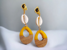 Load image into Gallery viewer, Clip on  Handmade Cowrie Shell Cluster Earrings Kargo Fresh
