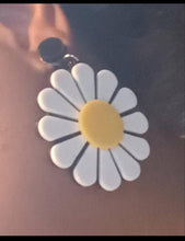 Load image into Gallery viewer, Clip on large acrylic mod daisy earrings Kargo Fresh
