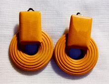 Load image into Gallery viewer, Clip on minimalist hoop earrings Kargo Fresh
