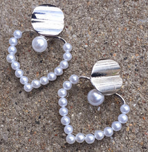 Load image into Gallery viewer, Faux Pearl Heart Hoop Earrings Kargo Fresh
