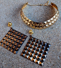 Load image into Gallery viewer, Hammered gold metal collar necklace and clip on earrings Kargo Fresh
