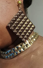 Load image into Gallery viewer, Hammered gold metal collar necklace and clip on earrings Kargo Fresh
