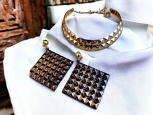 Load image into Gallery viewer, Hammered gold metal collar necklace and clip on earrings Kargo Fresh
