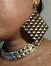 Load image into Gallery viewer, Hammered gold metal collar necklace and clip on earrings Kargo Fresh
