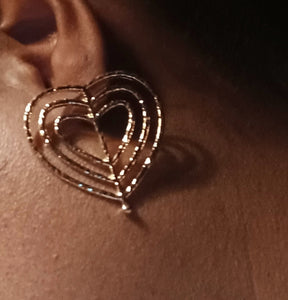 Hammered heart stud earrings gold Kargo Fresh