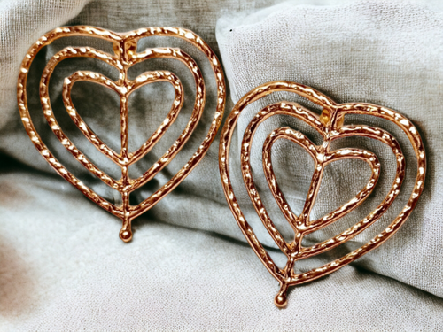 Hammered heart stud earrings gold Kargo Fresh