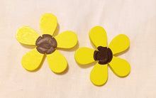 Load image into Gallery viewer, Handpainted Daisy Flower clip on Earrings Kargo Fresh
