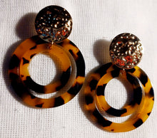 Load image into Gallery viewer, Hoop Design Tortoise Acrylic Earrings Kargo Fresh
