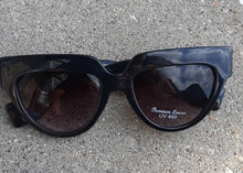 Load image into Gallery viewer, Ladies Oversized black Shades Kargo Fresh
