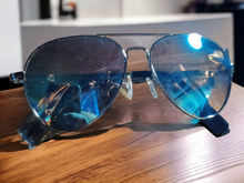 Load image into Gallery viewer, Ladies classic aviators Kargo Fresh
