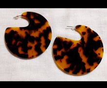 Load image into Gallery viewer, Large abstract tortosie  acrylic discdesign earrings Kargo Fresh
