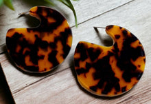 Load image into Gallery viewer, Large abstract tortosie  acrylic discdesign earrings Kargo Fresh
