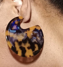 Load image into Gallery viewer, Large abstract tortosie  acrylic discdesign earrings Kargo Fresh
