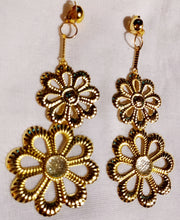 Load image into Gallery viewer, Large art daisy clip on earrings Kargo Fresh
