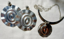 Load image into Gallery viewer, Large silver disc necklace set clip on Kargo Fresh
