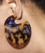 Load image into Gallery viewer, Large tortoise acrylic disc earrings Kargo Fresh
