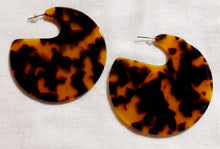 Load image into Gallery viewer, Large tortoise acrylic disc earrings Kargo Fresh
