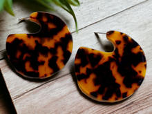 Load image into Gallery viewer, Large tortoise acrylic disc earrings Kargo Fresh
