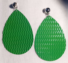 Load image into Gallery viewer, Large vintage green Hammered Clip on Earrings Kargo Fresh
