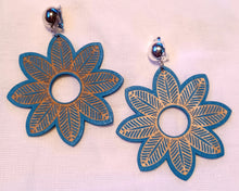 Load image into Gallery viewer, Large wooden Daisy Flower clip on Earrings Kargo Fresh
