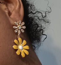 Load image into Gallery viewer, Metal Daisy Flower Earrings Kargo Fresh
