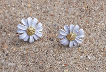 Load image into Gallery viewer, Metal Daisy Flower Stud Earrings Kargo Fresh
