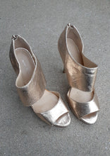 Load image into Gallery viewer, Mettalic Gold Strappy Heels Nine West Size 9 Kargo Fresh
