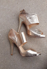 Load image into Gallery viewer, Mettalic Gold Strappy Heels Nine West Size 9 Kargo Fresh
