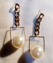 Load image into Gallery viewer, Minimalist chain and faux pearl earrings Kargo Fresh
