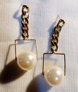 Minimalist chain and faux pearl earrings Kargo Fresh