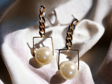 Load image into Gallery viewer, Minimalist chain and faux pearl earrings Kargo Fresh
