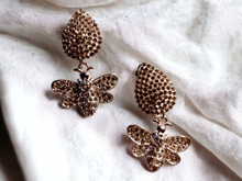 Load image into Gallery viewer, Handmade rhinestone bumble bee clip on earrings
