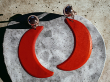 Load image into Gallery viewer, Classic Crescent Moon Earrings Clip on
